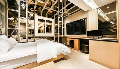 Room (1 room 1 parking lot (Netflix platfor)