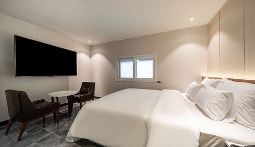 Room (Couple PC Room (Smart TV 2PC Netflix))