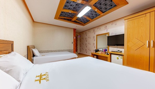 Room (Twin)