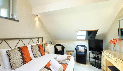 Habitación superior con 1 cama doble o 2 individuales