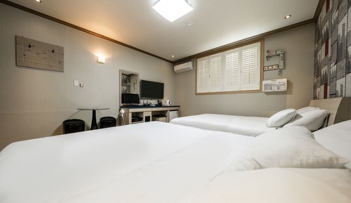 Room (Twin)