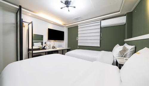 Room (Twin)
