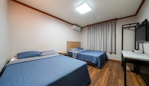 Room (Twin)