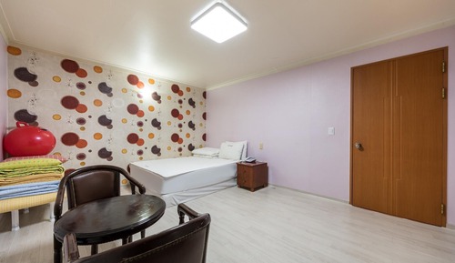 Room (family room - middle)