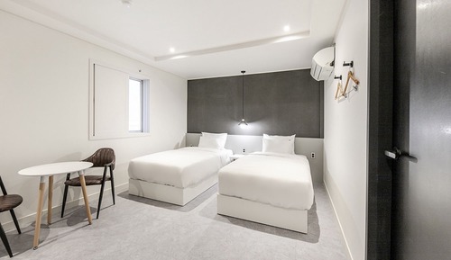 Room (Deluxe Twin (Netflix Non-smoking Brea)