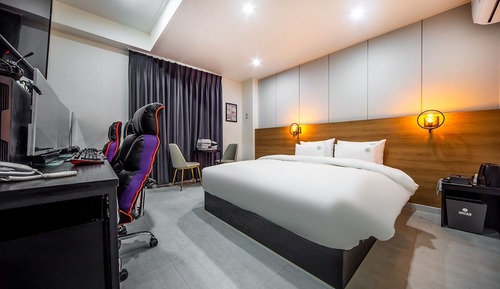 Room (3PC Room - Breakfast provided Monday-)