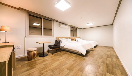 Room (Deluxe twin for 4 people (hotel latex)