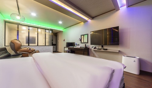 Room (VIP-massage chair (Netflix viewing / )