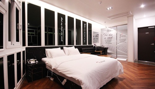 Room (Standard (1 vehicle per room))