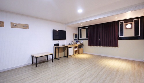 Room (Family Room (Ondol/latest air conditi)