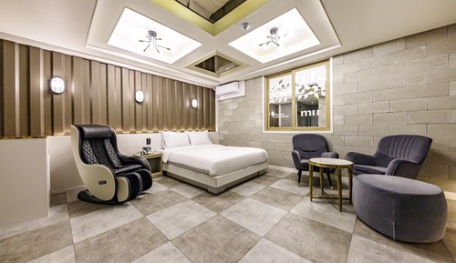 Room (Suite (styler massage chair large bat)
