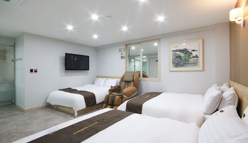 Room (VIP A (massage chair & styler equippe)