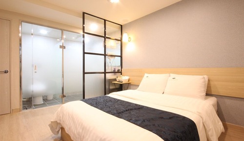 Room (Special Room B (massage chair & style)