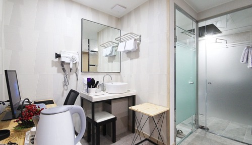 Room (VIP B (massage chair & styler equippe)