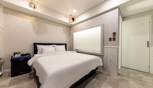 Room (Business (75 inch TV couple PC free u)