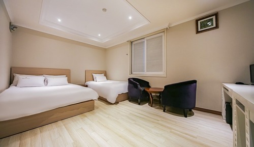 Room (VVIP Twin (Queen + Single Bed Hotel B)