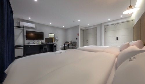 Room (Large Twin (Air Purifier Netflix Avai)