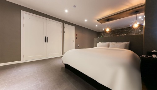 Room (VIP PC (additional fee applies if the)