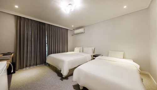 Room (Party Room (3 Bed Netflix Available H)
