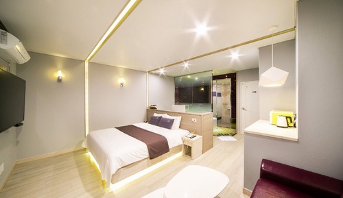 Room (VVIP (Netflix personal account Large )