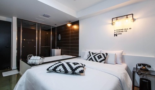 Room (Deluxe PLUS (couple bathtub 2 PCs wit)