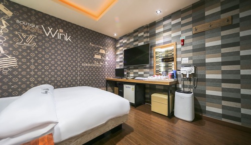 Room (Deluxe (Jetted Spa Tub Netflix Availa)