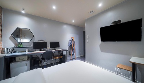 Room (2PC gaming room/65" TV i7 2060S 32" h)