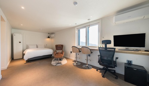 Room (Suite (movie room Smart TV 82inch Sty)