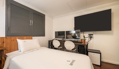 Room (Deluxe Boutique Twin - 2PC (5 free OT)