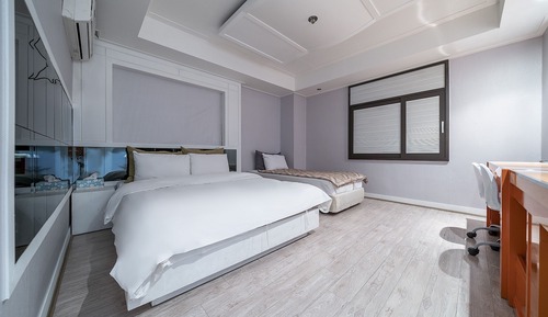 Room (Twin (LG 55-inch smart TV Netflix Dis)