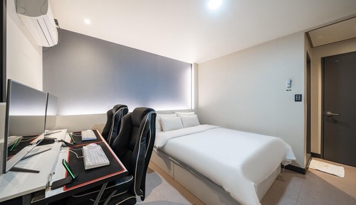 Room (Couple PC (I5-10600 RTX2070 200Hz32 i)