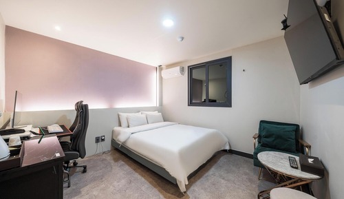 Room (One person PC (I5-10600 RTX2060 200Hz)