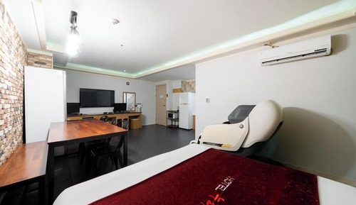 Room (Family room (2pc spa home refrigerato)