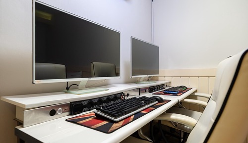 Room (Couple PC (system computer Netflix ca)