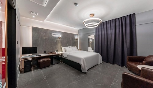 Room (Suite)