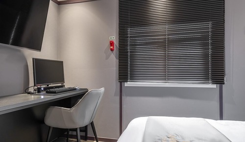 Room (Walking only (no parking superior roo)