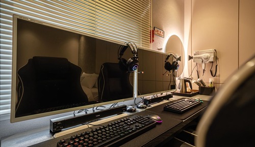 Room (Premium - 2 high-spec PCs (75" smart )