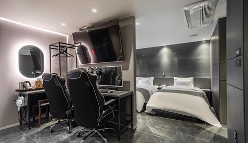 Room (Signature Suite - High specification )