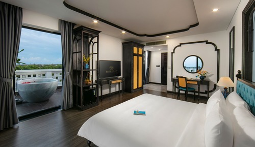 Sky Deluxe Ocean View King Room