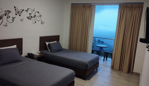 Habitación estándar con 2 camas individuales, varias camas, baño privado, vistas a la montaña