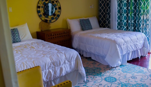 Habitación Premium, 2 camas dobles, baño privado, vistas a la piscina
