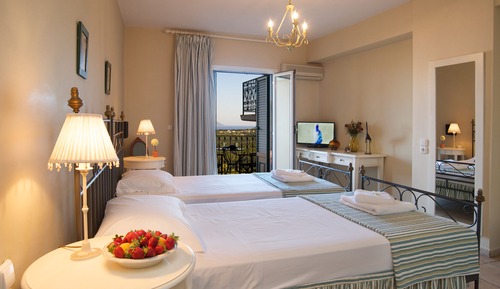 Habitación estándar con 1 cama doble o 2 individuales, vistas parciales al mar