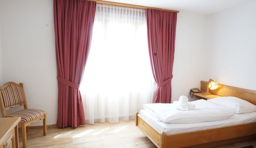 Habitación básica con 1 cama doble o 2 individuales