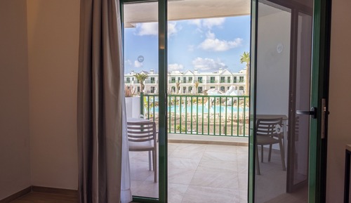 Suite estudio, vistas a la piscina (2 adults and 2 children)