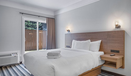 Deluxe Queen Room (No Pets)