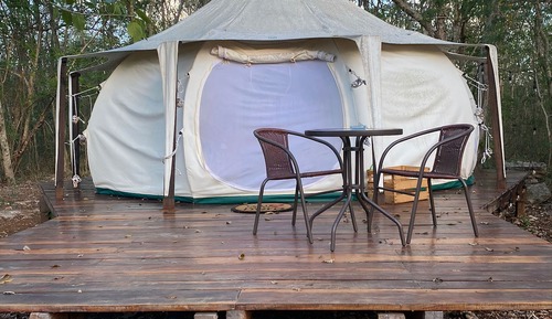 Tienda familiar, 2 camas de matrimonio, no fumadores, vistas al jardín