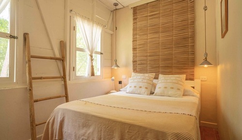 Almendra Double Room with Shared Bathroom