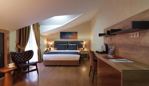 Habitación estándar con 1 cama doble o 2 individuales, balcón