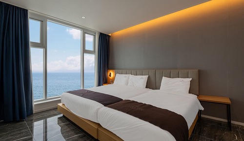 E. Suite, Ocean View