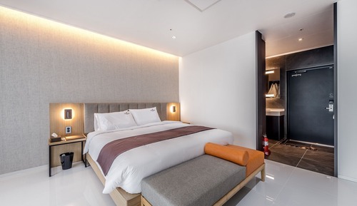 B. Deluxe Spa Room (Randomly Assigned)